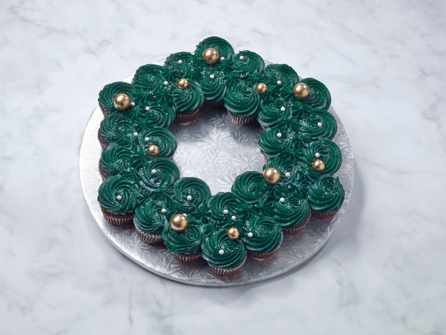 Elegant Christmas wreath cupcake cake